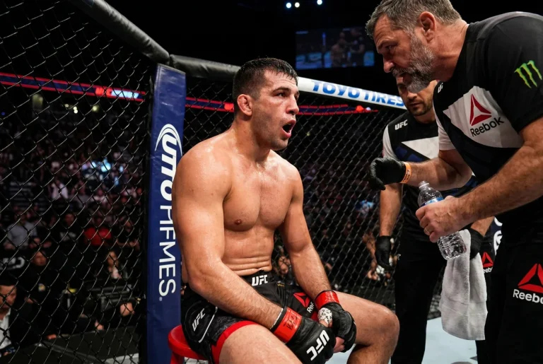 Combattant UFC respirant fortement entre deux rounds, les mains sur les hanches