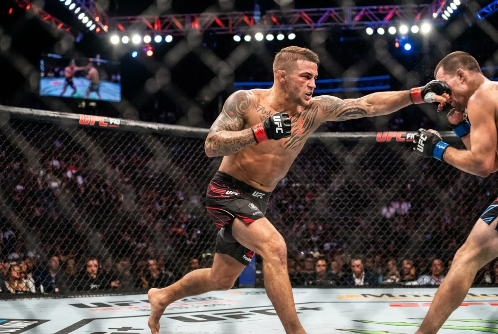 Combattant UFC armant un coup de poing dans l'octogone