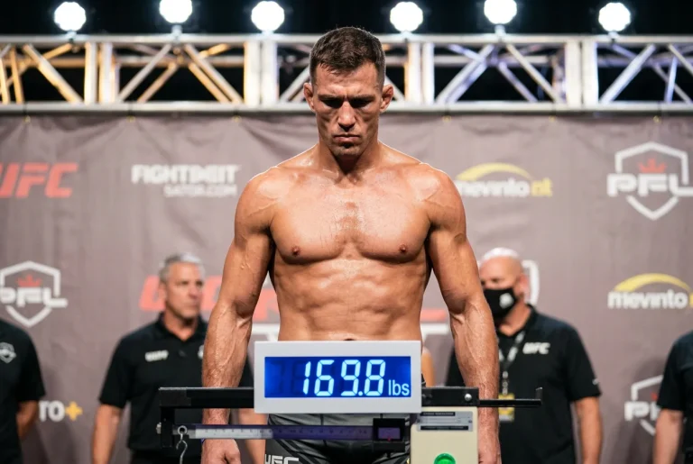 Combattant UFC sur la balance officielle lors de la pesée de veille de combat