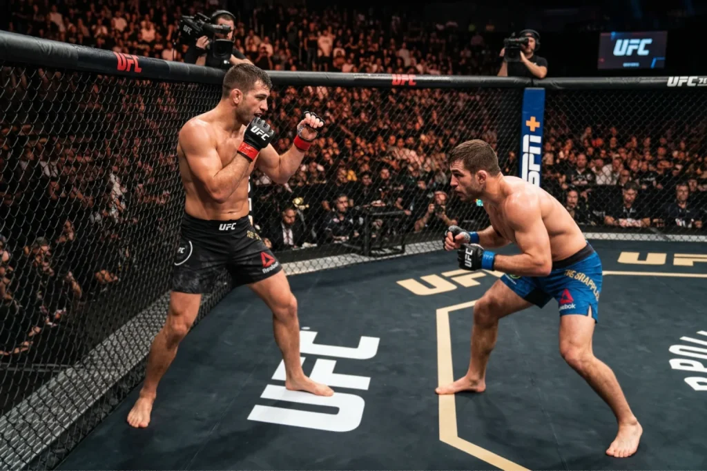 Deux combattants UFC de styles opposés se jaugeant au centre de l'octogone